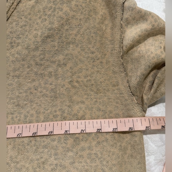 POL Reverse It Up Top leopard edge detail oversized raw hem - Picture 6 of 7